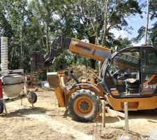 Le manitou pour remplir les poteaux