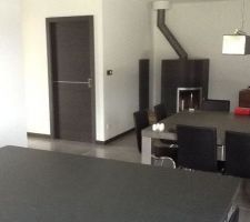 Portes bomport avec huisseries et plinthes pos&eacute;es