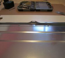 Op&eacute;ration fixation de la fa&ccedil;ade du lave-vaisselle.