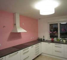 La hotte "Vindrum" posée ! Ouf, sans gabarit de perçage, il a fallu tâtonner.