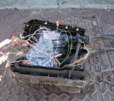 Voici à quoi le boîtier telecom de plusieurs abonnés, situé sur la voirie.