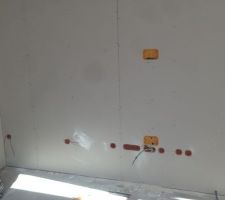 Passage de cables pour la TV