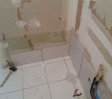 Prise du radiateur remont&eacute;e pour pouvoir mettre un petit s&egrave;che serviette en hauteur