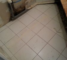 Le meuble a &eacute;t&eacute; enlev&eacute;, on voit de la moisissure &agrave; cause du raccord entre le tuyau bleu et le cuivre (le raccord va &ecirc;tre refait)