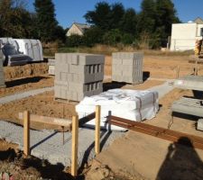 Notre terrain encombr&eacute; ! on n'attend plus que le ma&ccedil;on