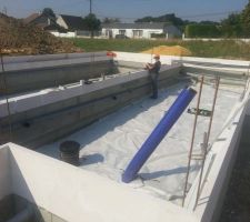 Pose du géotextile avant la livraison de gravier