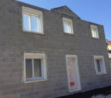 Vue avant.
Poursuite de l'&eacute;l&eacute;vation des murs et pose des fen&ecirc;tres de l'&eacute;tage.