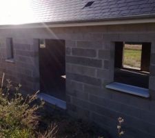 Vu fa&ccedil;ade arri&egrave;re, pose des rebords de fen&ecirc;tre. je sais &ccedil;a brille :-)