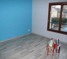 La chambre du jeune homme les plinthes et tout...