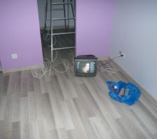 L'antenne est posée, la télé fonctionne !
(Le câble d'antenne descend par la trappe)