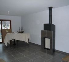 Le poêle a été posé..
Les pianos déménagés (bon il est planqué...).