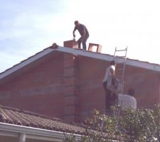 Chapeau les mecs ! Ils ont mont&eacute; tous les boisseaux sur le dos &agrave; l'&eacute;chelle !