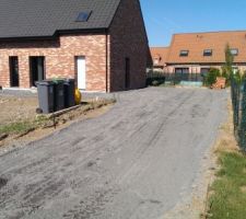 Les 26 tonnes sont étalées. Plus qu'à mettre de niveau partout