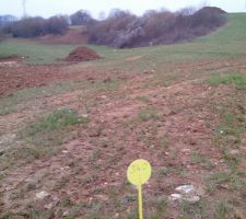 Vue depuis l'angle nord-est avec les 3 bornes au sud de part et d'autre du monticule de terre
