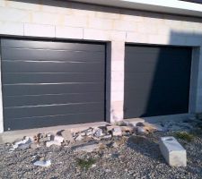 Nos superbes portes de garage en gris anthracite.