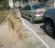 Et un Cordon de 25 m de béton.
Il a été posé par moi et ma femme le WE dernier pour guider l'eau de pluie et éviter qu'elle ne fragilise le talus déjà bien entamer par la pelle
