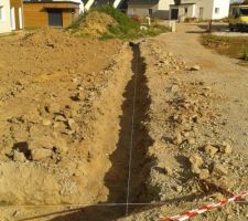 Vu que la tranch&eacute;e est trop &eacute;vas&eacute;e, je vais faire des coffrages pour ne pas sortir de la limite de propri&eacute;t&eacute;.