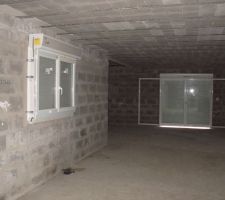 Cuisine au 1er plan et salle, dans le fond