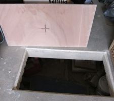 Finition du trou d'accès au vide sanitaire pour que le panneau ne dépasse pas du sol