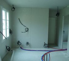 Vue cuisine, couloir et porte de chambre