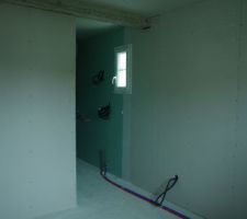 Salle d'eau ouverte sur la chambre