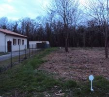 Terrain en 2&egrave;me ligne le 1er sur la droite est &agrave; une autre personne qui construit aussi