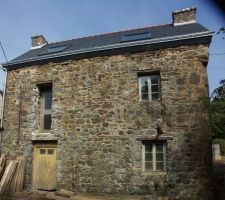 Porte sud rehauss&eacute;e et s&eacute;curis&eacute;e, fen&ecirc;tre sud-ouest agrandie en porte fen&ecirc;tre, linteau fen&ecirc;tre basse remplac&eacute;.