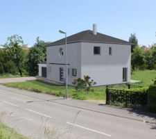 Et voila à quoi devrait ressembler la maison sur le terrain