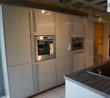 Et voila ce que &ccedil;a donne en vrai (pour le plan de travail, il ne sera pas de cette couleur, idem pour la table de bar)