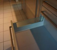 Et voila ce que &ccedil;a donne en vrai (pour le plan de travail, il ne sera pas de cette couleur, idem pour la table de bar)