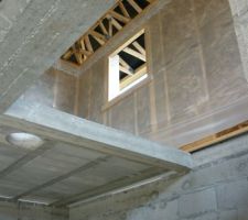 La fenêtre de la salle de bain, le trou pour le vide linge