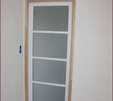 Porte &agrave; galandage entre entr&eacute;e et salon