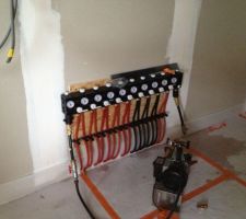 Test de mise sous pression du collecteur plancher chauffant 9 circuits avant de couler la chape ...