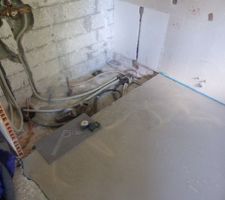 Réserve pour le receveur de douche avant la pose de la chape de ravoirage.