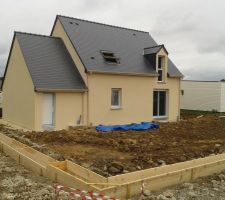 Le coffrage de la semelle prend forme.