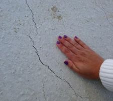 Effectivement il y a de belles fissures.... a vous de juger. Je pense personnellement que sa viens qu'il faisait trop chaud le jours de la coul&eacute; (35&deg;c) et qu'ils ont d&eacute;poser sur la dalles du haut, des palettes de parpaing une semaine apr&egrave;s la coul&eacute; et pendant 1 mois...a vous encore de juger.