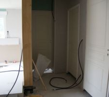 A gauche séjour
A droite, porte du garage, porte chambre du RdC et au fond porte WC