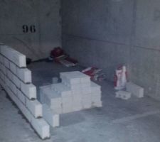 D&eacute;but des travaux du box. Mur en parpaings.