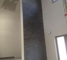 Mur de l'entr&eacute;e (ht.5m50) avec pierres naturelles.