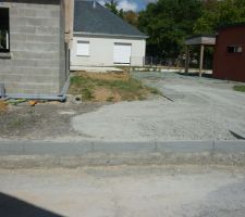 Comment dire que la voirie du lotissement ils se sont un peu plantés il nous on mis un haut trottoir devant notre allée ,mais comment allons nous faire pour monter ce gros trottoir mdr