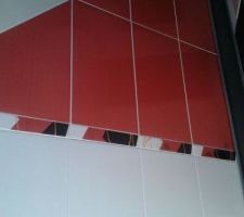 Faience et listel pr&eacute;vu dans la salle de bain du haut