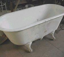 Baignoire ancienne en fonte émaillée qui a été sablée et peinte depuis