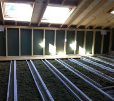 Solives et solivettes recouvertes d'un feutre géotextile pour éviter les frottements bois - bois (poutre - plancher) et mise en place des premières planches d'OSB3.