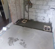 Chape de ravoirage. 
Prochaine étape, un ragréage sur cette chape.