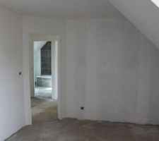 Peinture de finition blanche finie dans la chambre de lizou