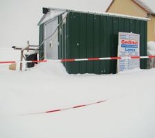 La cabane est bien gardee par 1m de neige...