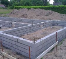 Pose des parpaings du V.S apr&eacute;s 15 jours de s&eacute;chage des fondations