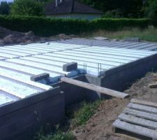 Pose des hourdis polystir&egrave;ne et des poutres b&eacute;tons