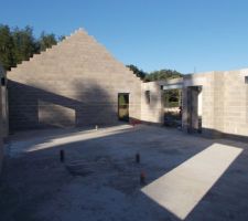 Reprise du chantier.Les pignons sont montés
avec un poteau béton dans le  milieu du pignon.