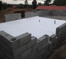 Le plombier est pass&eacute;, et la pose de l'isolant est en cours